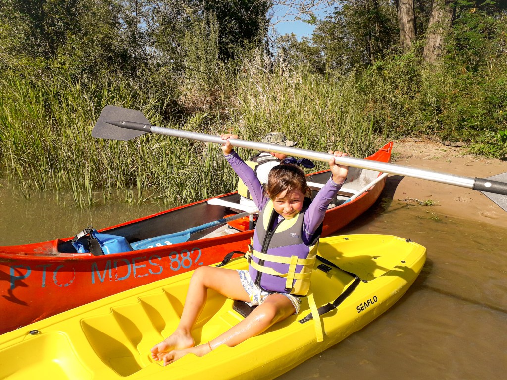 Navegando el Río Negro a puro remo.