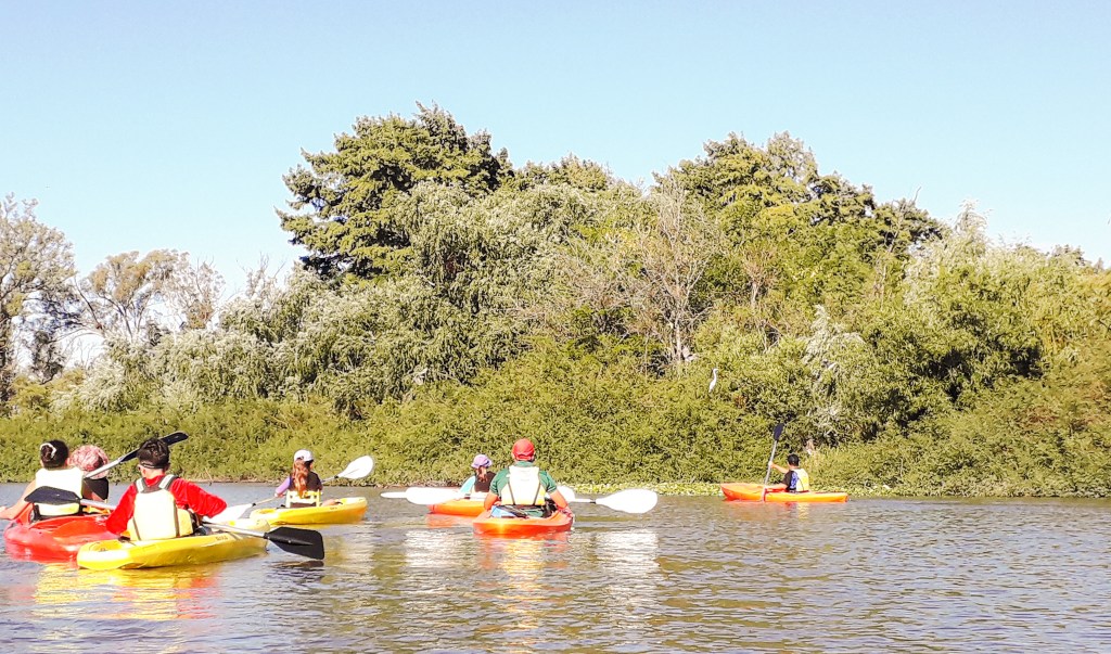 Siempre disfrutando de estar en el agua. Navegación del Río Negro en Mercedes