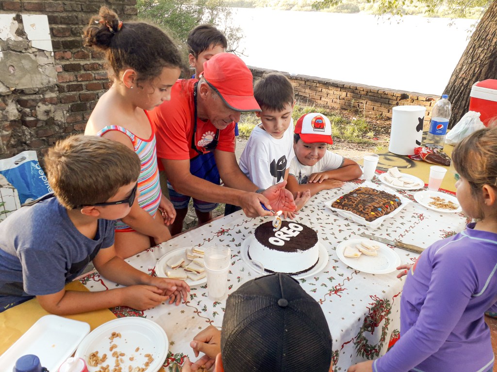 ¡Que los cumplas feliz! Celebrando el cumpleaños de uno de los participantes de la colonia